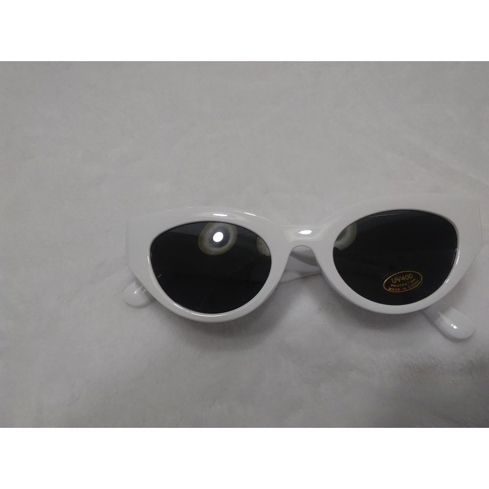 Petals & Peacock White rounded sunglasses